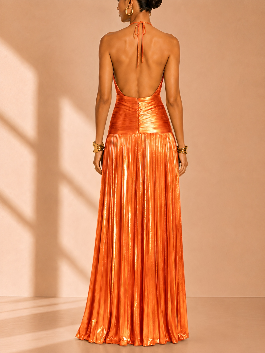 Vestido Longo Plissado Acetinado Decote Halter com Fenda Elegante - Noelia