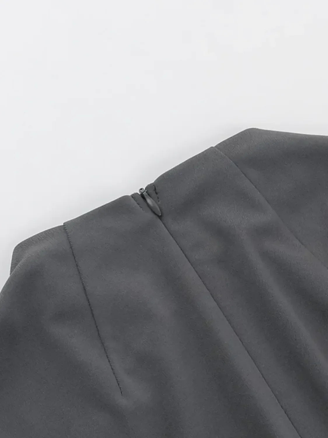 Vestido Curto de Alfaiataria com Mangas Longas Flare e Bolsos – Paloma