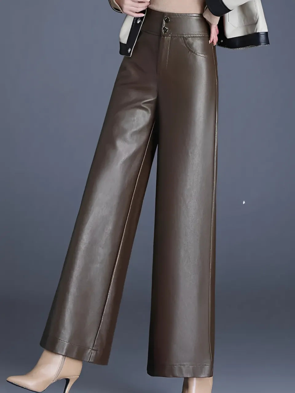 Calça Feminina Flare Cintura Alta em Couro Sintético com Zíper – Ellie