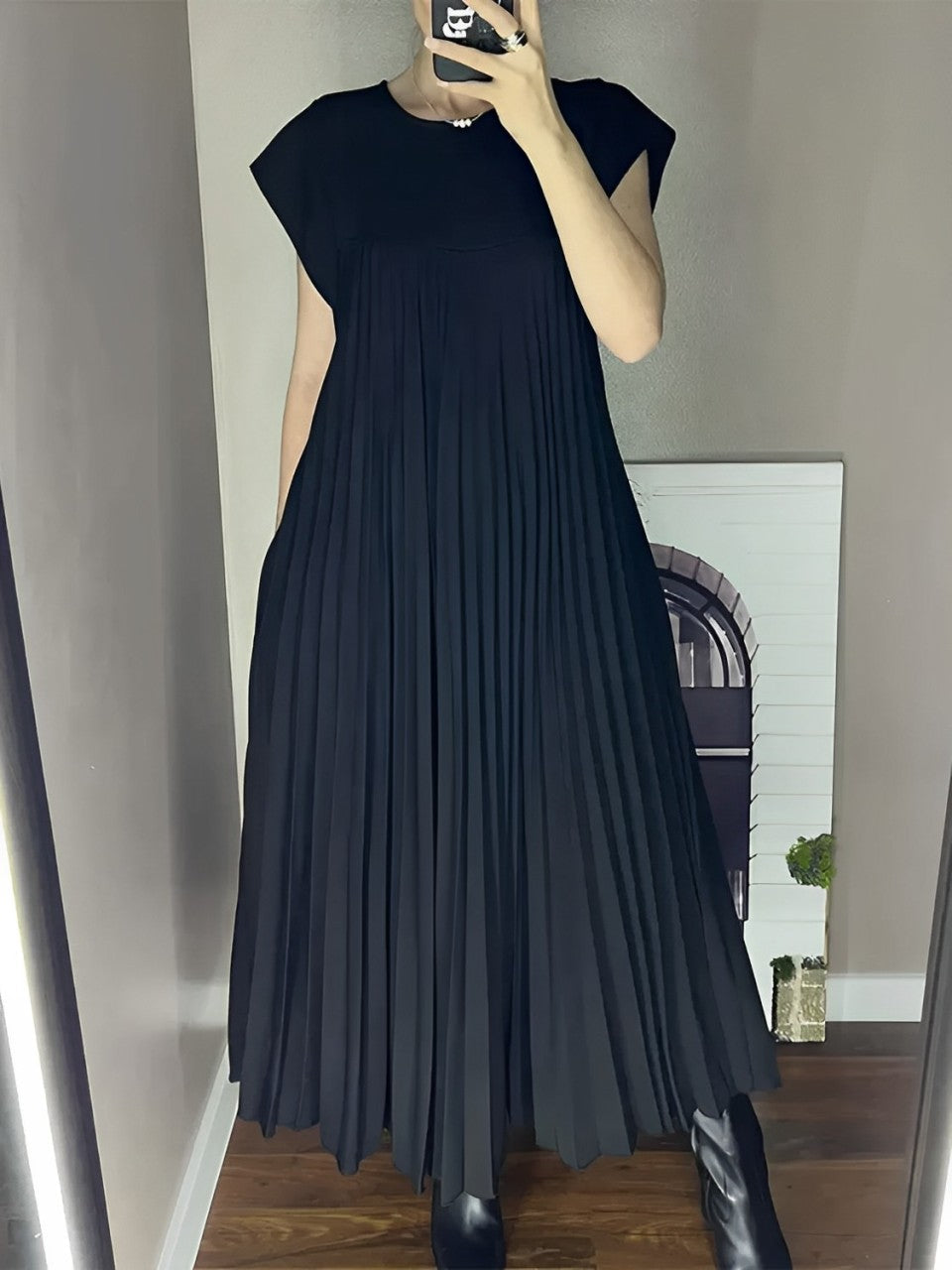 Vestido Longo Plissado Soltinho com Mangas Curtas e Decote – Diana