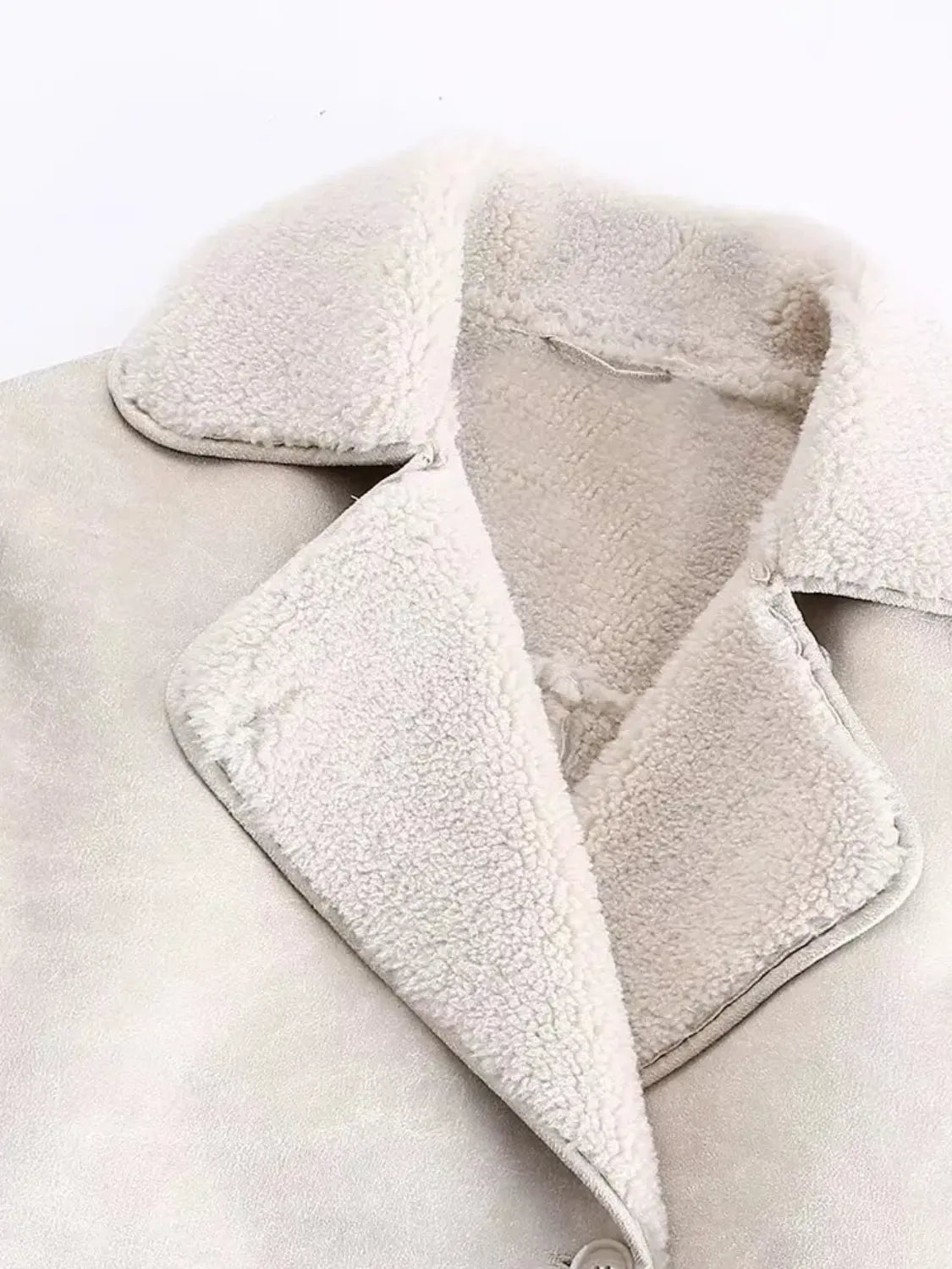 Casaco Oversized Peluciado em Couro PU e Bolsos - Giselle