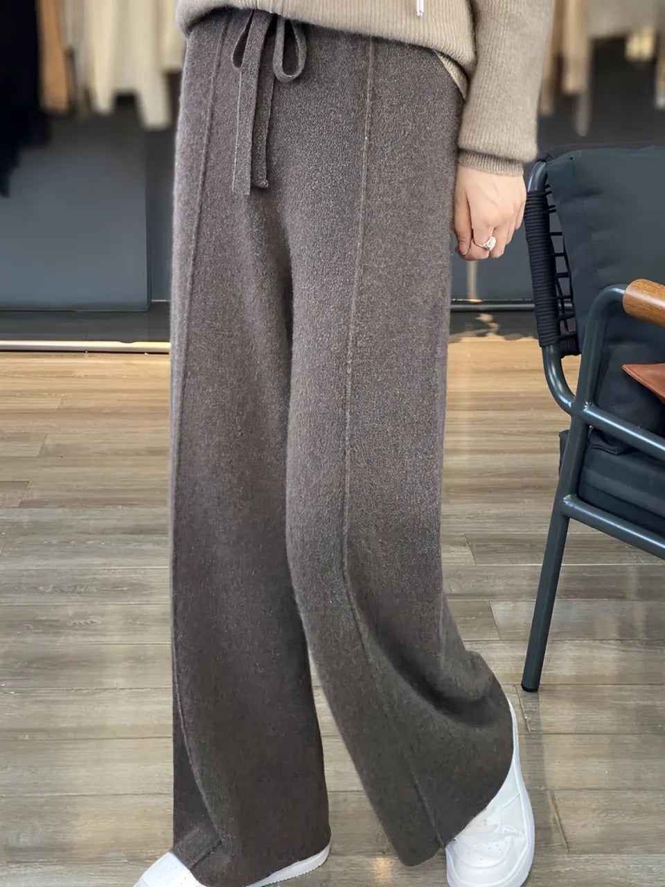 Calça Feminina Wide de Lã com Cintura Alta e Cadarço Ajustável – Justine