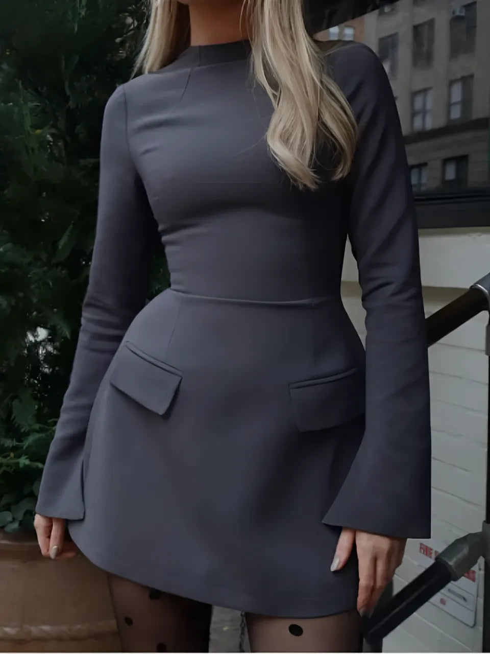 Vestido Curto de Alfaiataria com Mangas Longas Flare e Bolsos – Paloma