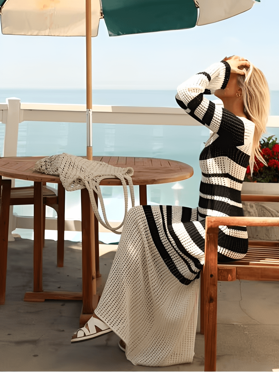 Vestido Longo em Tricô Bicolor Vazado Decote e Manga Longa Flare - Blanca