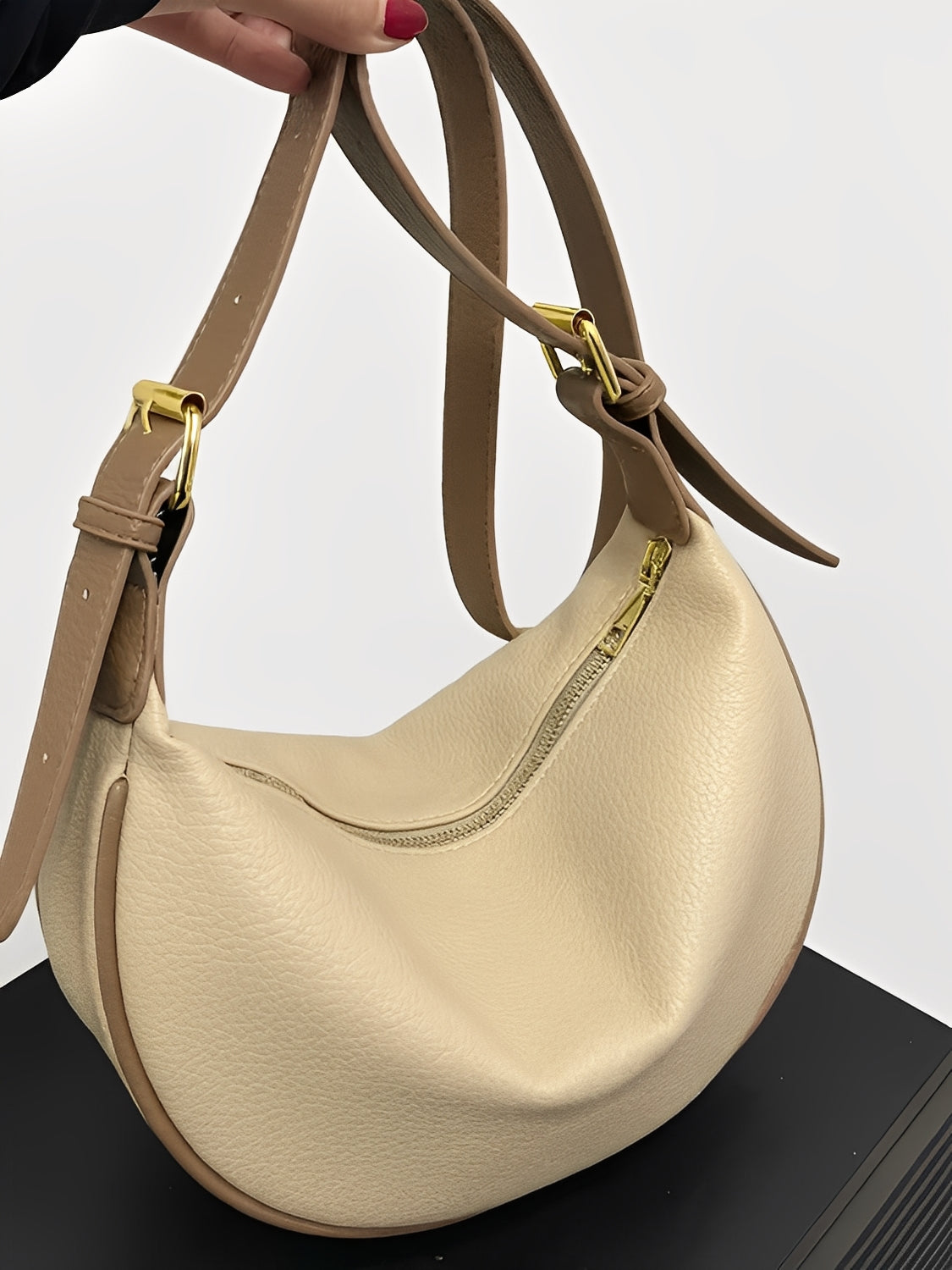 Bolsa Tiracolo Meia-Lua Couro PU Texturizado com Alça Ajustável - Roselyn