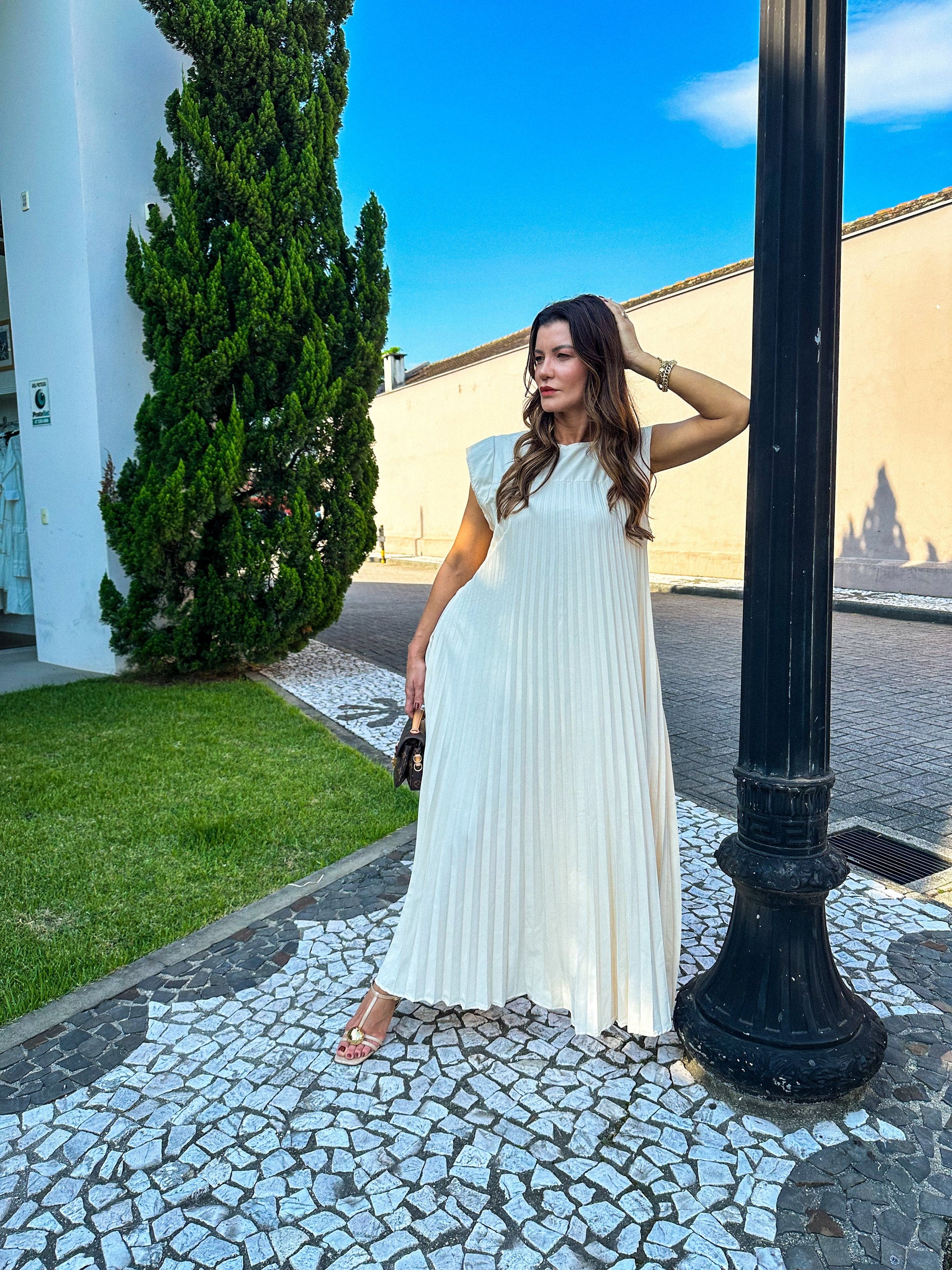 Vestido Longo Plissado Soltinho com Mangas Curtas e Decote – Diana
