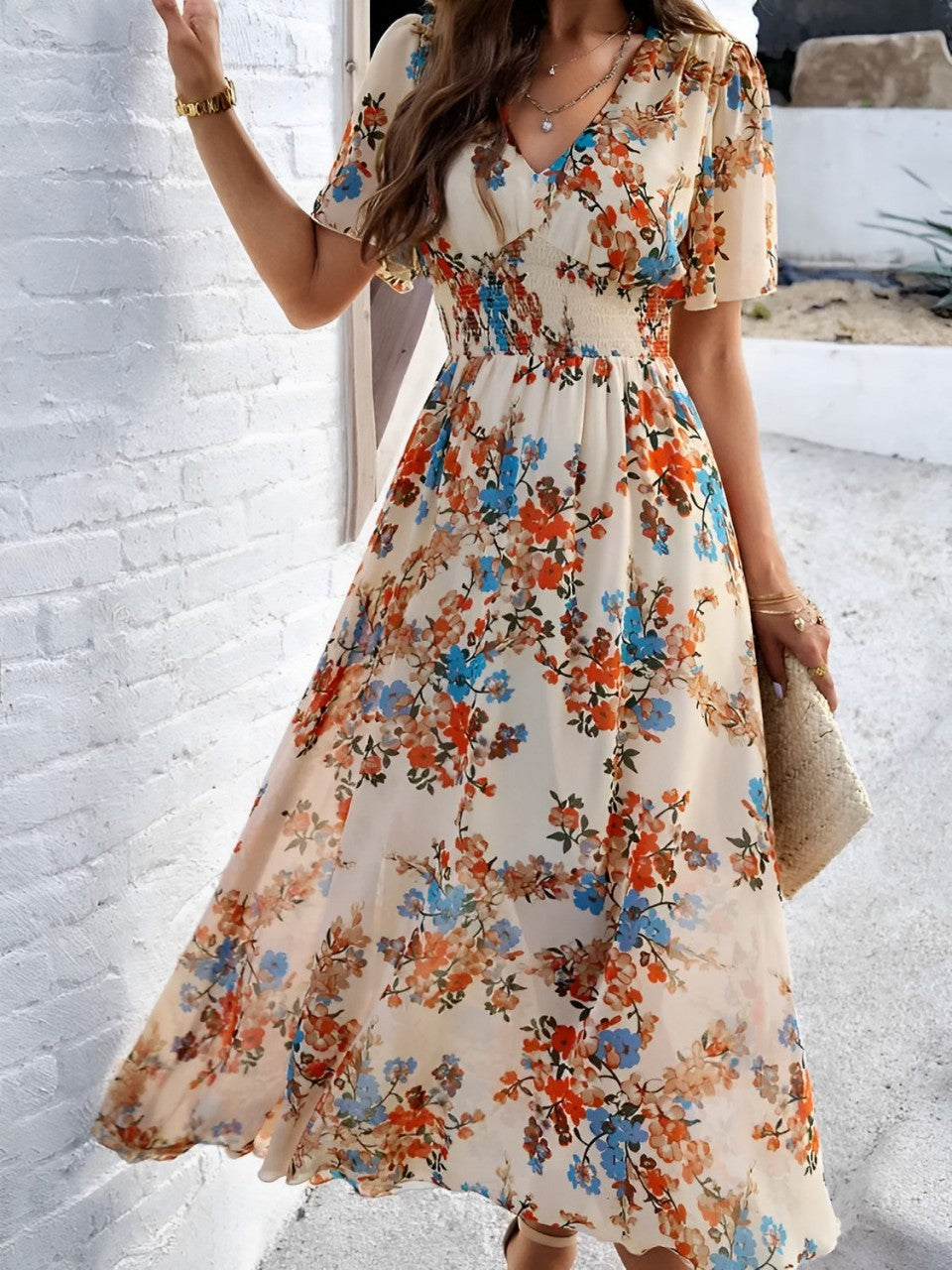 Vestido Midi Floral Fluido com Decote em V e Mangas Curtas – Salma