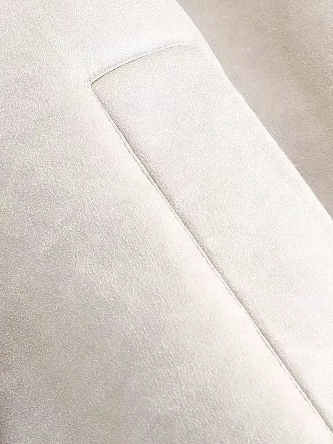 Casaco Oversized Peluciado em Couro PU e Bolsos - Giselle