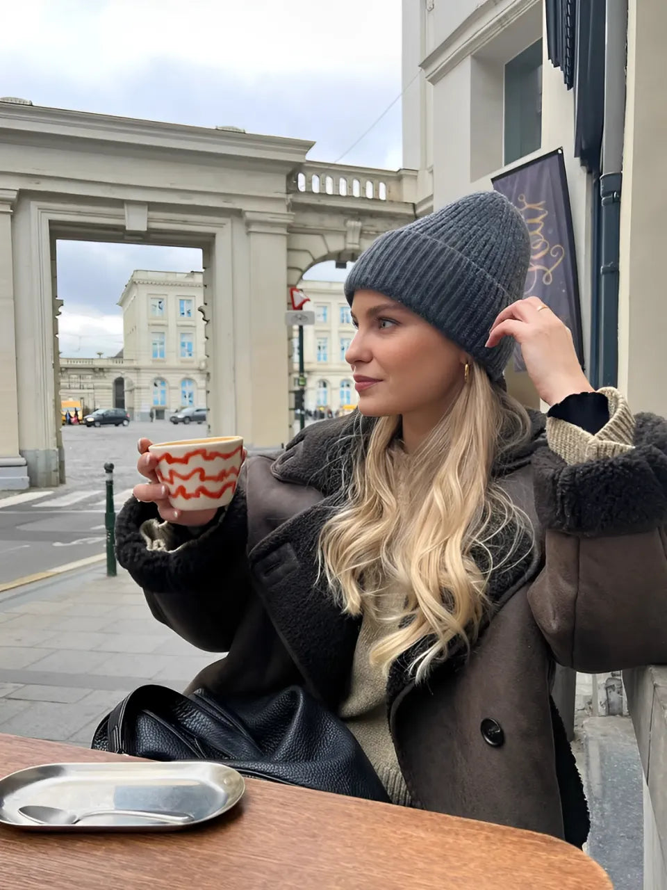 Casaco Oversized Peluciado em Couro PU e Bolsos - Giselle
