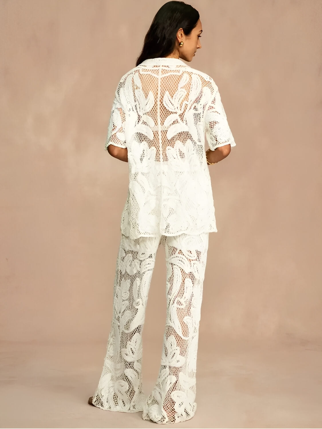 Conjunto em Crochê Floral Vazado com Camisa e Calça Flare – Yani