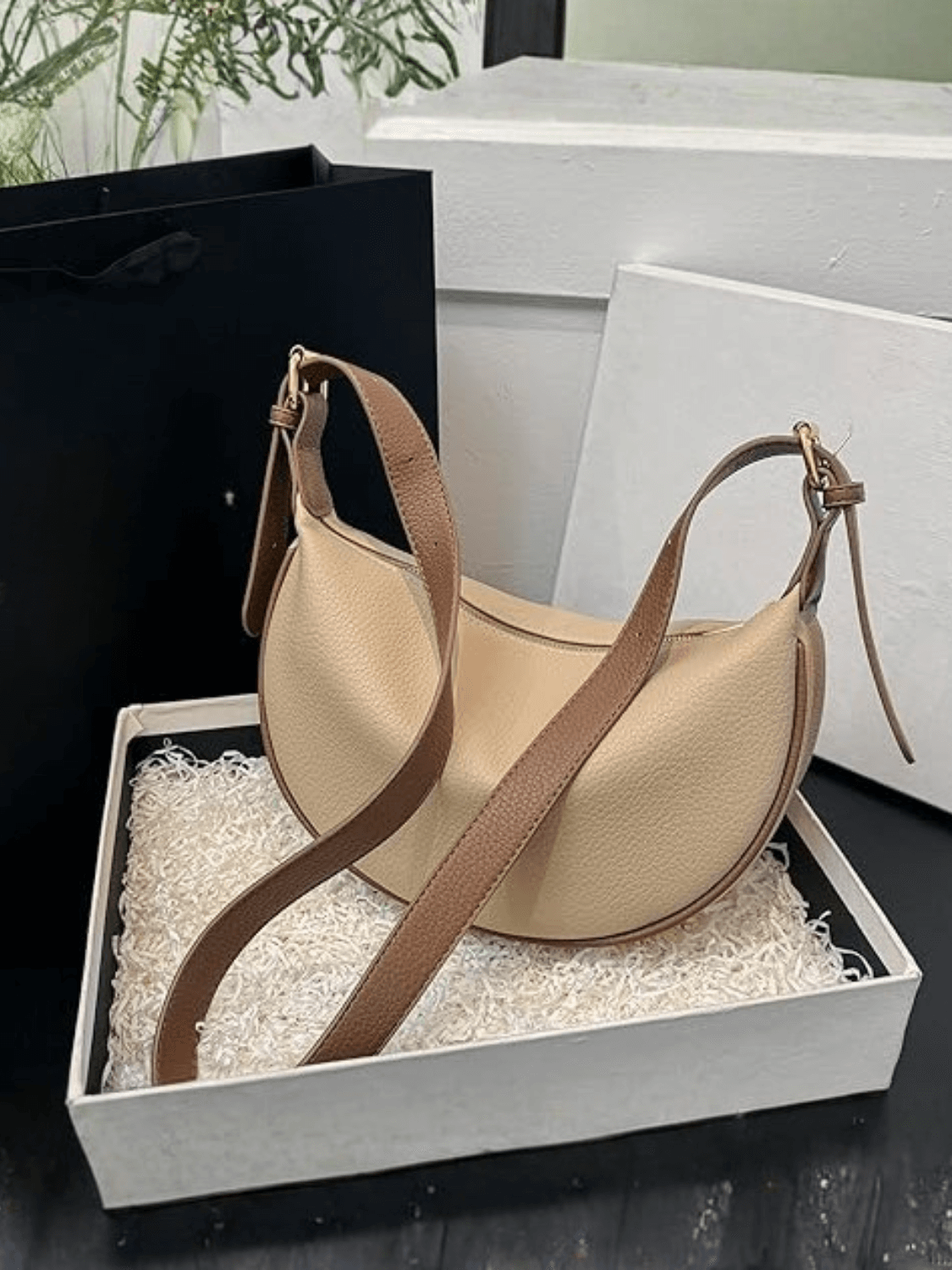 Bolsa Tiracolo Meia-Lua Couro PU Texturizado com Alça Ajustável - Roselyn