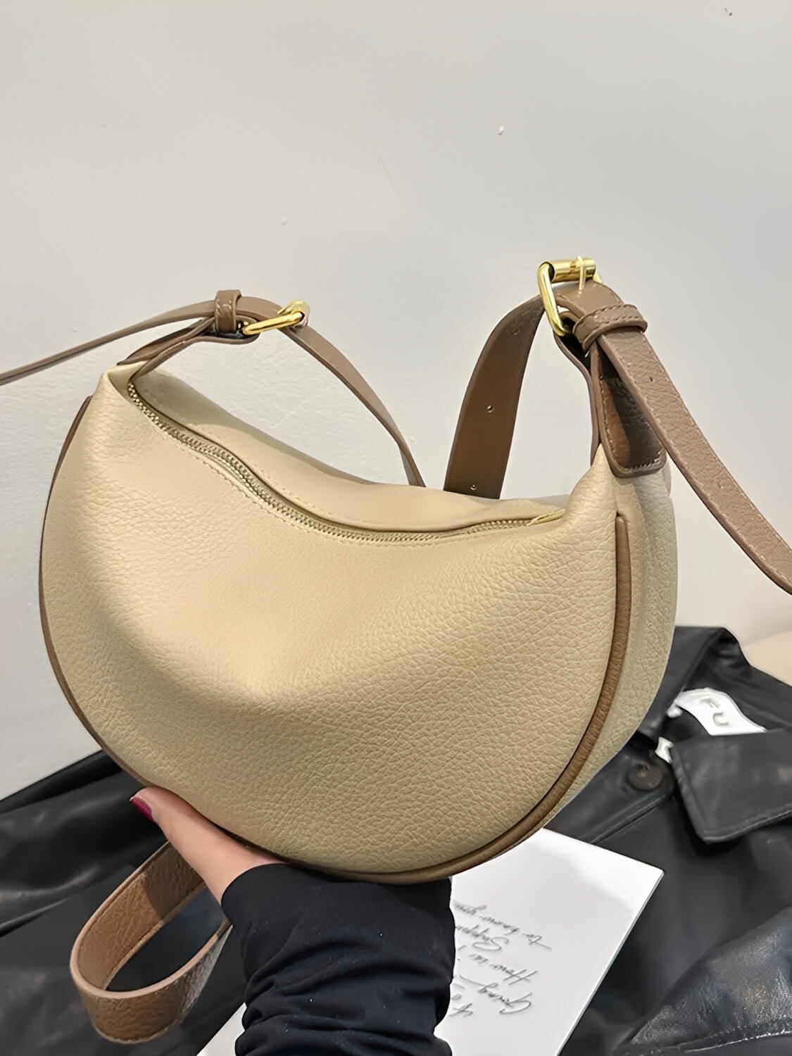 Bolsa Tiracolo Meia-Lua Couro PU Texturizado com Alça Ajustável - Roselyn