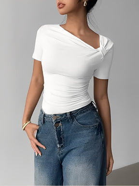 Blusa Feminina com Decote Assimétrico e Detalhe Torcido no Ombro – Thaysa