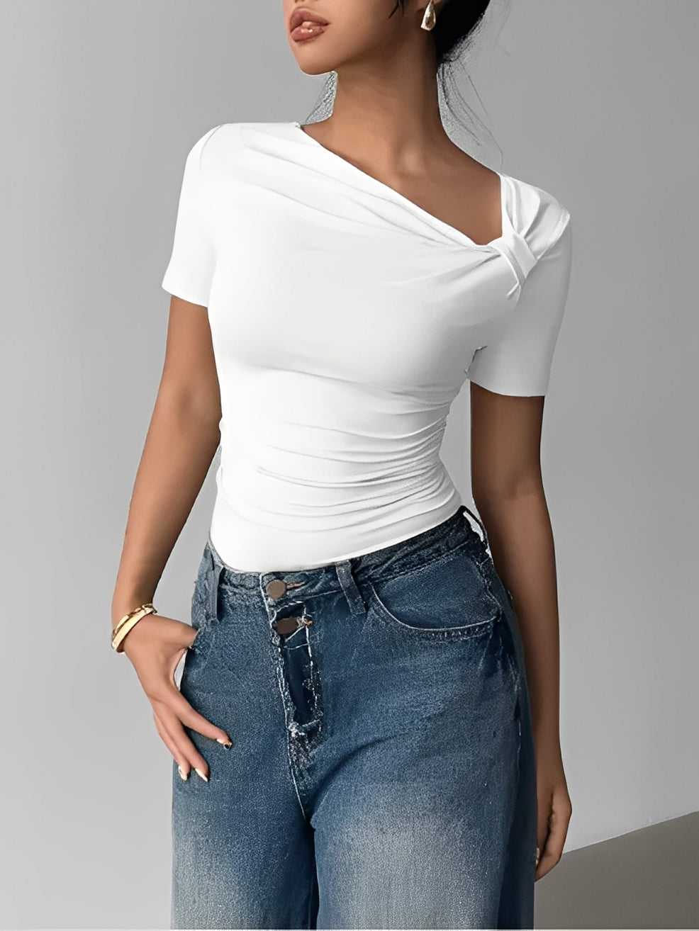 Blusa Feminina com Decote Assimétrico e Detalhe Torcido no Ombro – Thaysa