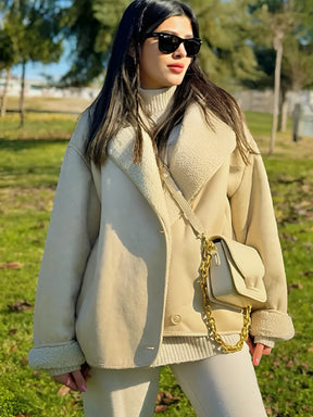 Casaco Oversized Peluciado em Couro PU e Bolsos - Giselle