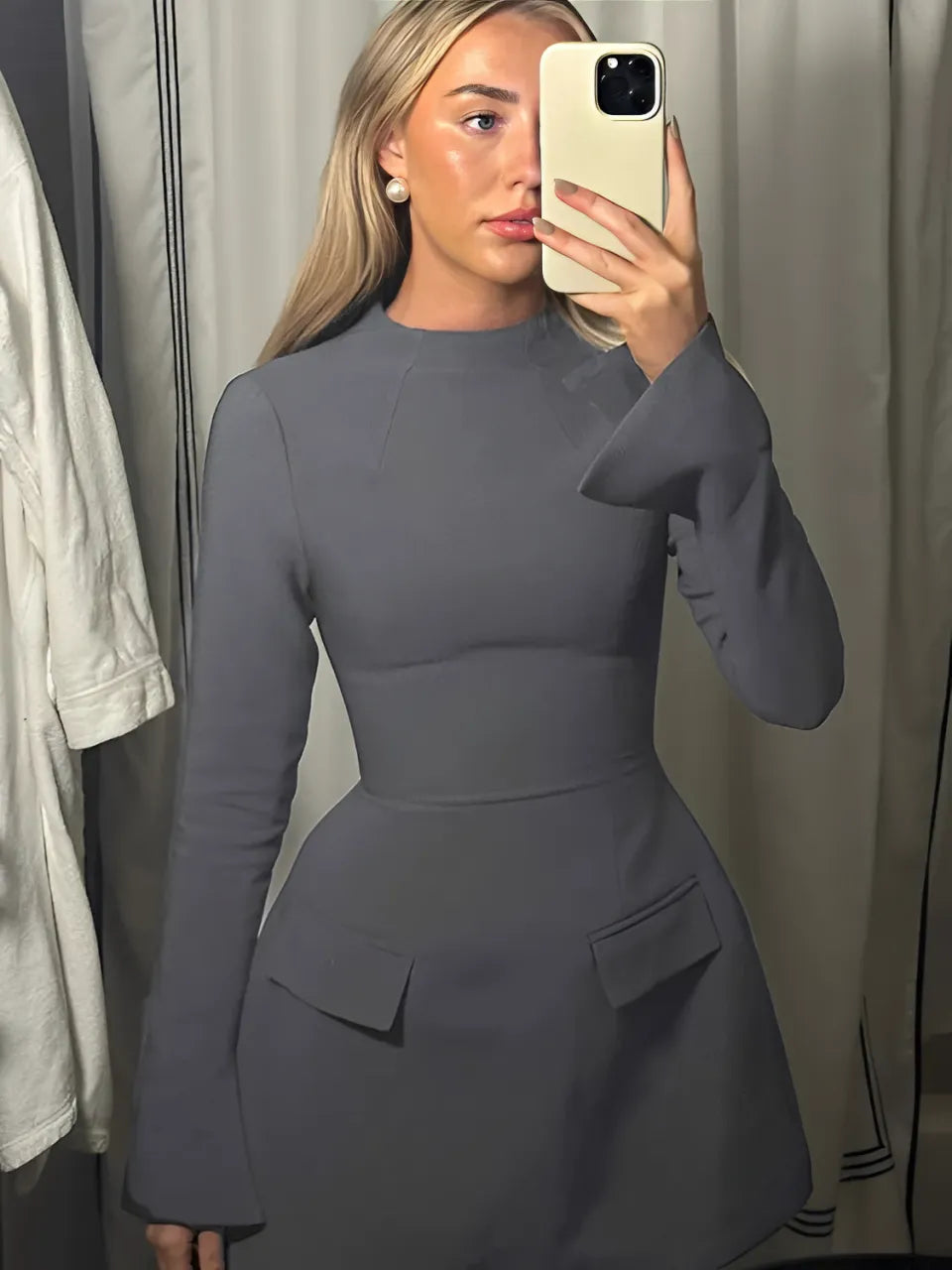 Vestido Curto de Alfaiataria com Mangas Longas Flare e Bolsos – Paloma