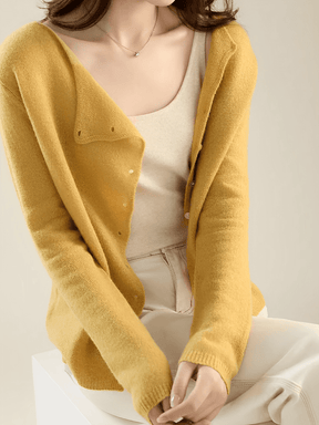 Cardigan em Tricô Fino com Botões Assimétrico - Luzia