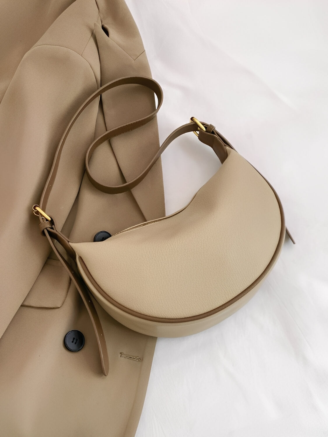 Bolsa Tiracolo Meia-Lua Couro PU Texturizado com Alça Ajustável - Roselyn