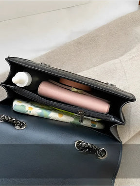 Bolsa Transversal em Couro PU com Correntes e Fecho Magnético - Anne