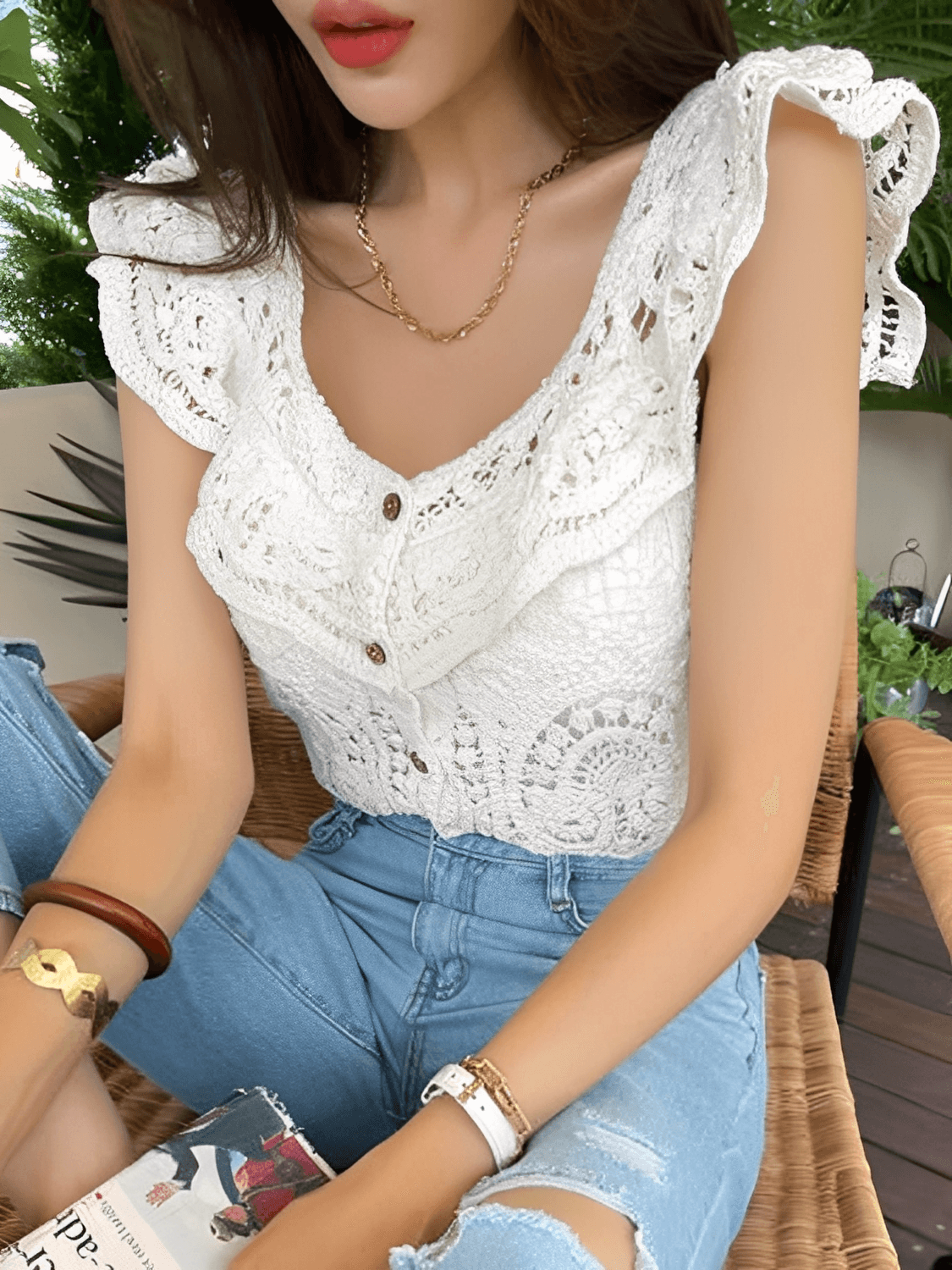 Blusa Feminina em Crochê Vazado com Babados nos Ombros e Botões  - Marvila