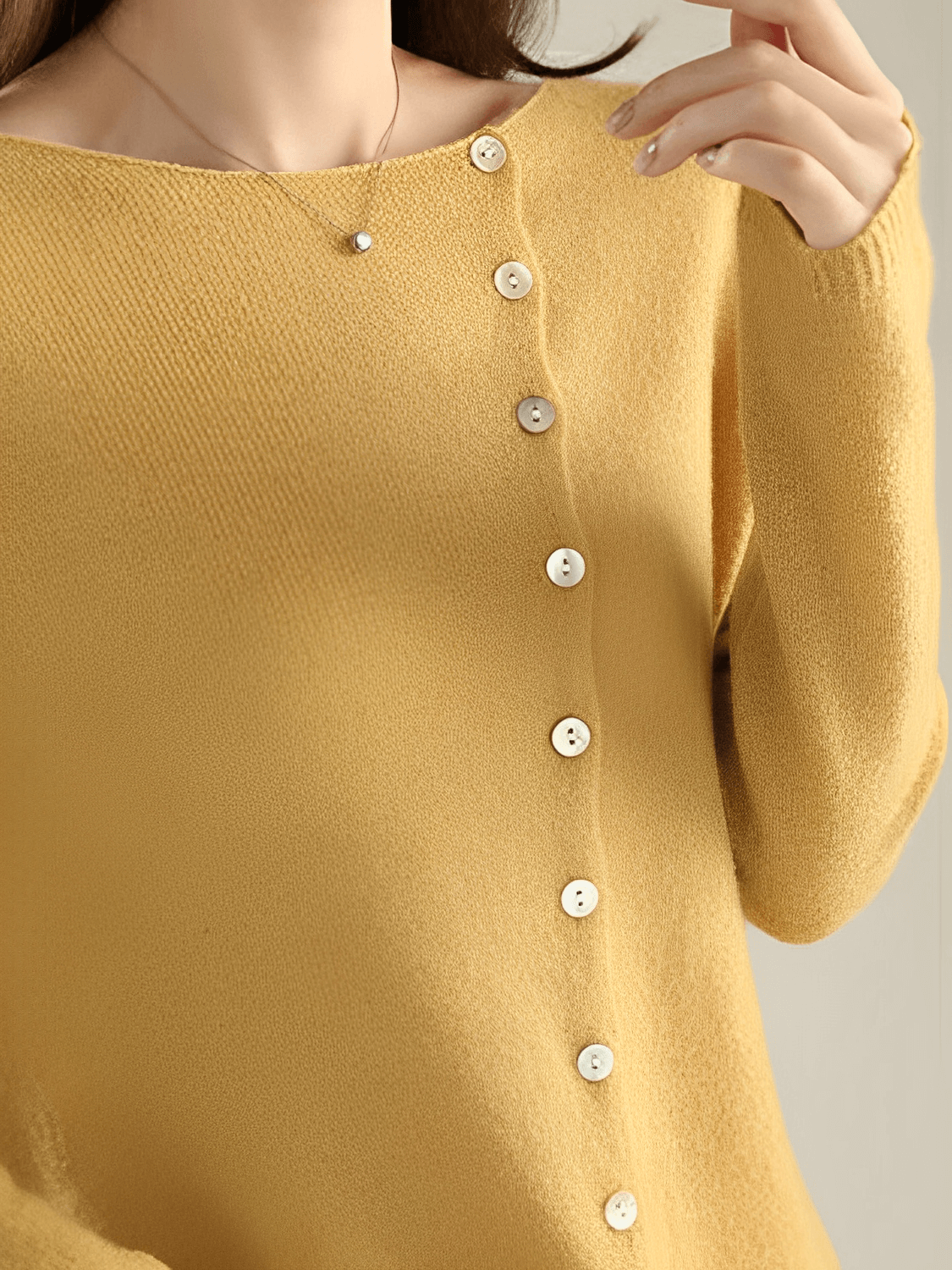 Cardigan em Tricô Fino com Botões Assimétrico - Luzia