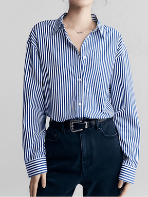 Camisa Listrada com Gola Clássica  Estruturada e Botões Frontais  – Glória