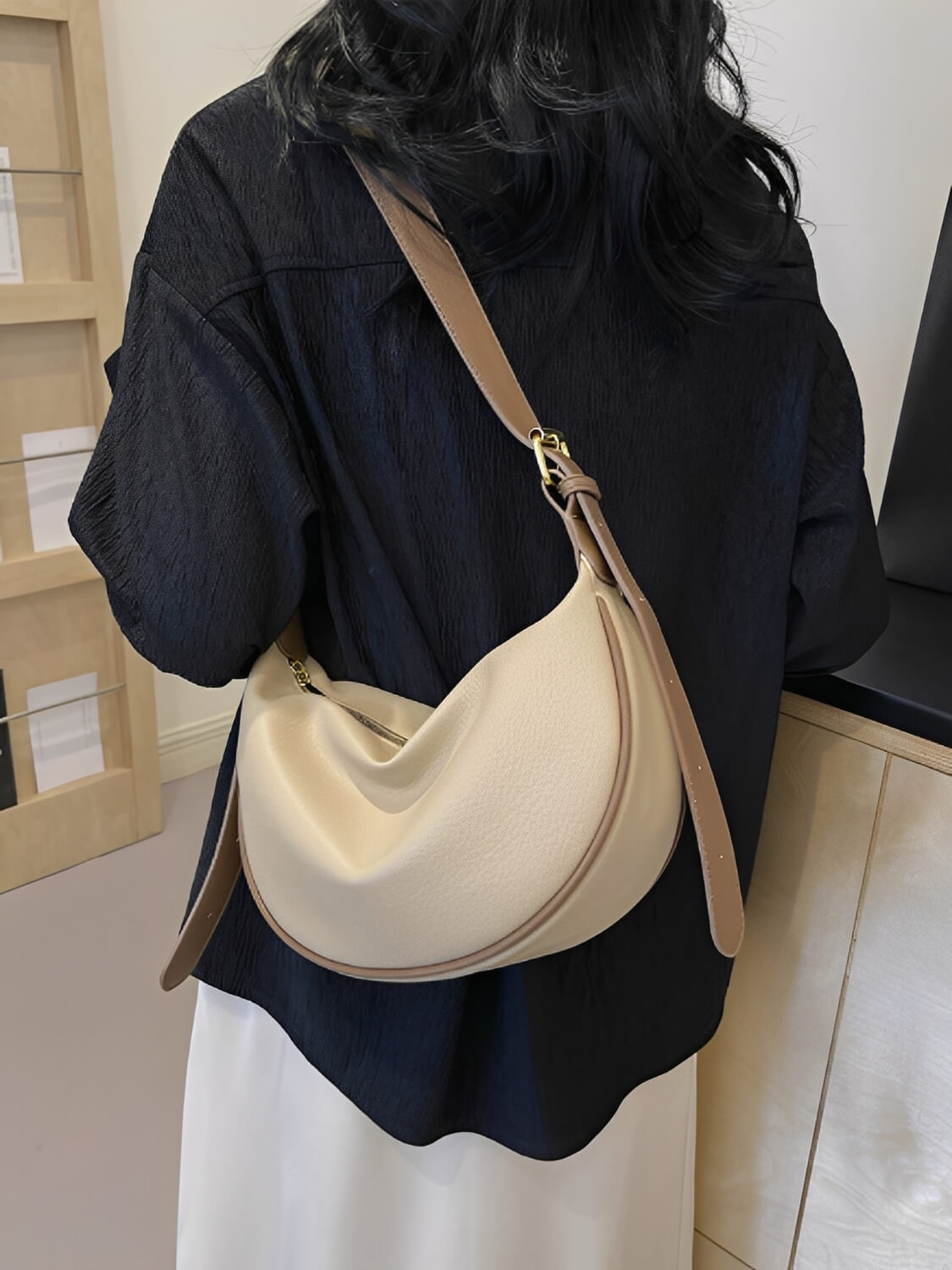 Bolsa Tiracolo Meia-Lua Couro PU Texturizado com Alça Ajustável - Roselyn