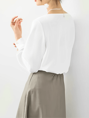 Blusa Acetinada com Decote Assimétrico e Punho com Botão – Dolores