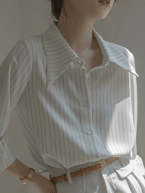 Camisa Vintage com Listras Finas Gola Ampla e Punhos Ajustados - Lucia