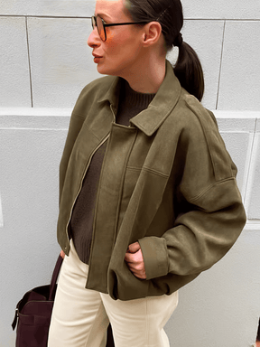 Jaqueta Bomber Oversized em Camurça com Recortes – Ione [FRETE FULL]