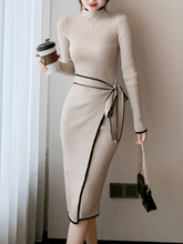 Vestido em Tricô Canelado com Gola Alta e Laço Transpassado – Apoline