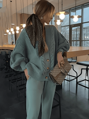 Conjunto em Tricô com Cardigan Oversized Decote V e Calça Lápis – Liana