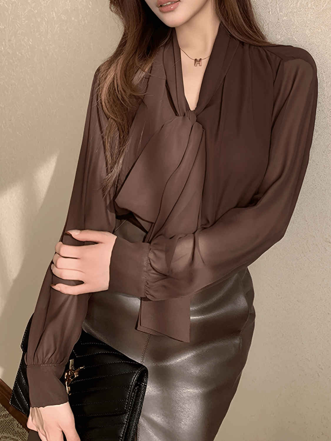 Camisa em Chiffon com Gola Laço e Punhos com Botão – Evangeline