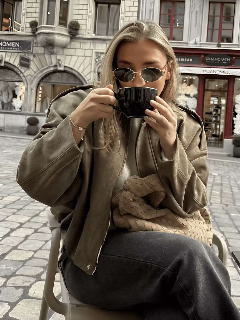 Jaqueta Bomber Oversized em Camurça com Recortes – Ione [FRETE FULL]