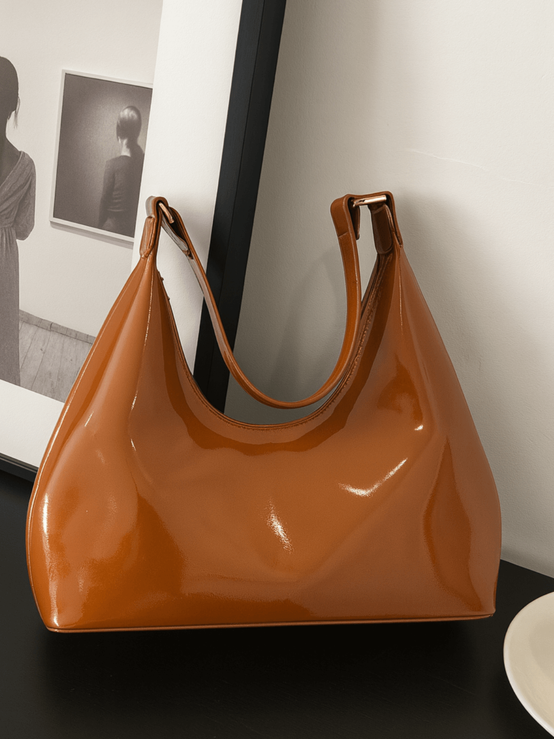 Bolsa de Ombro Meia-Lua com Acabamento em Verniz - Charlize