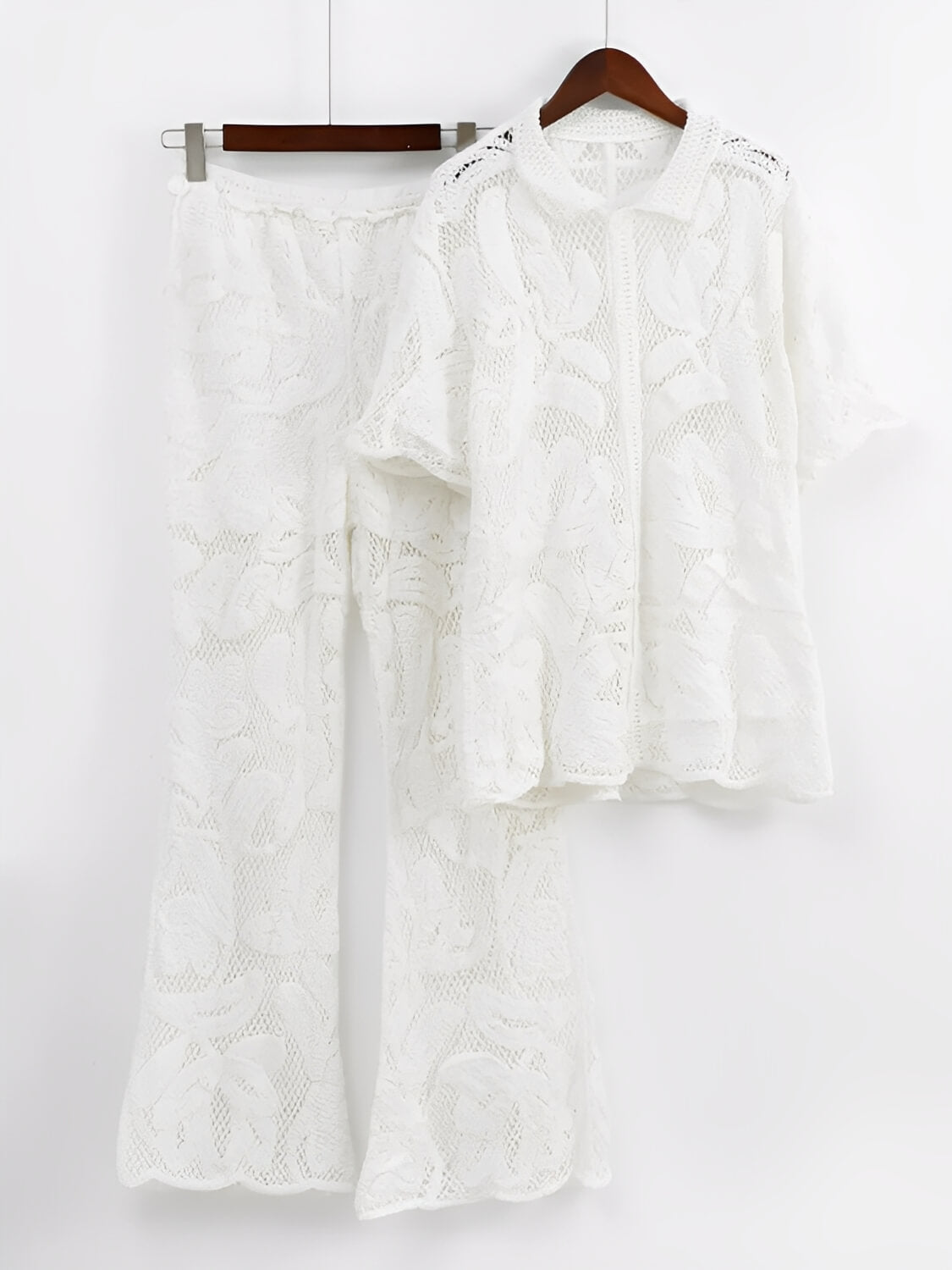 Conjunto em Crochê Floral Vazado com Camisa e Calça Flare – Yani