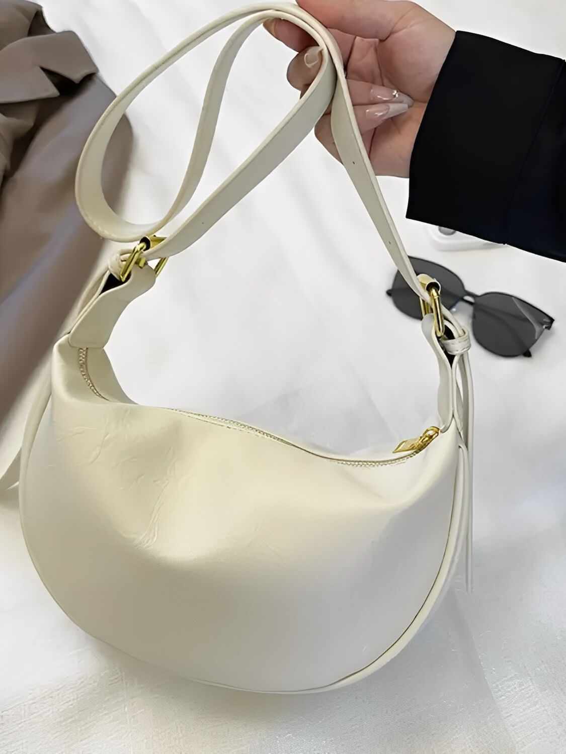 Bolsa Tiracolo Meia-Lua Couro PU Texturizado com Alça Ajustável - Roselyn