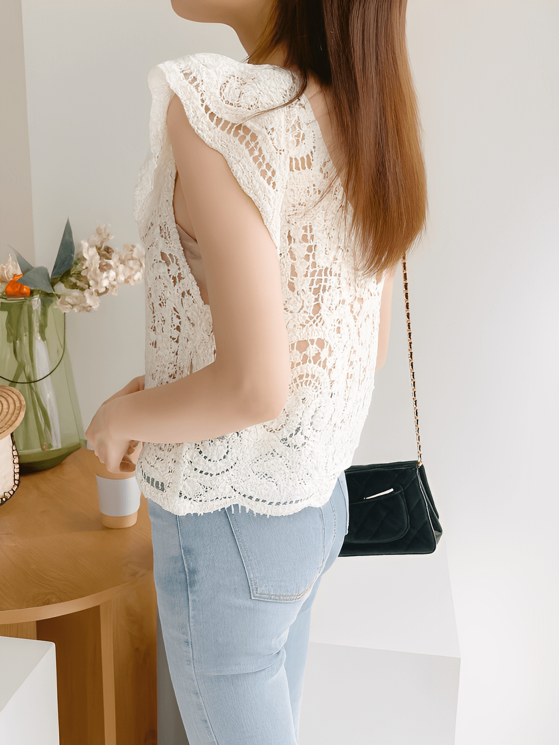 Blusa Feminina em Crochê Vazado com Babados nos Ombros e Botões  - Marvila