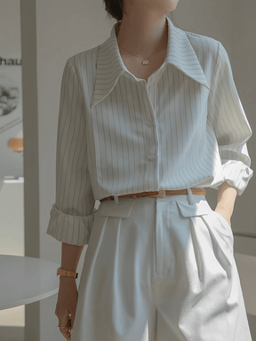 Camisa Vintage com Listras Finas Gola Ampla e Punhos Ajustados - Lucia