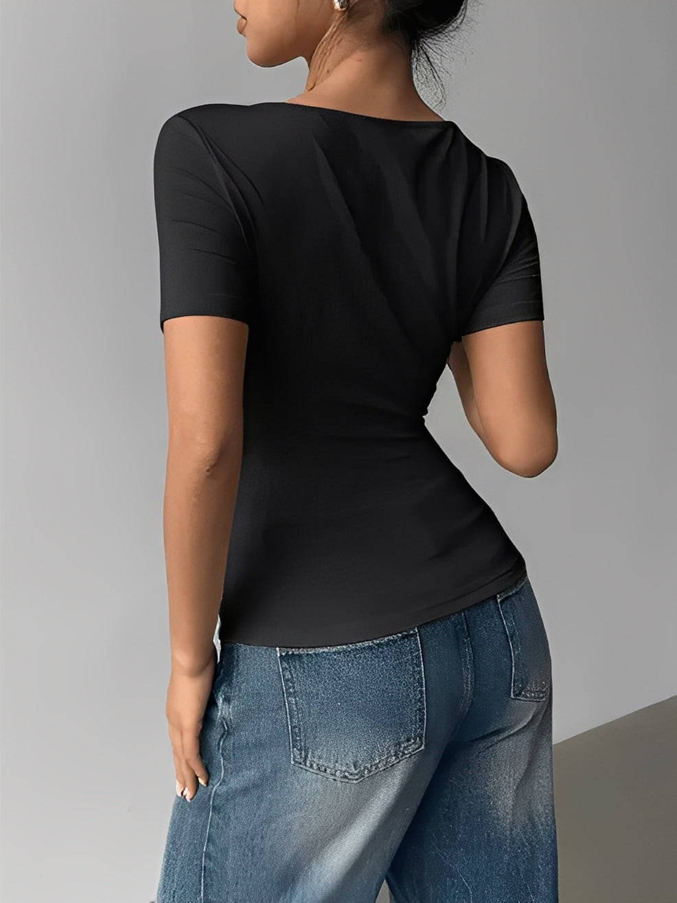 Blusa Feminina com Decote Assimétrico e Detalhe Torcido no Ombro – Thaysa