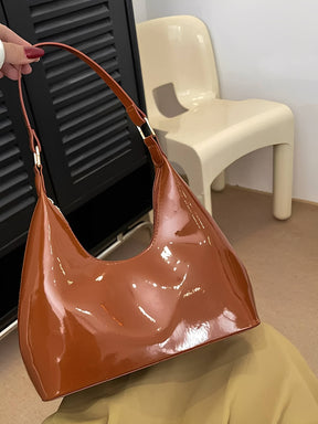Bolsa de Ombro Meia-Lua com Acabamento em Verniz - Charlize