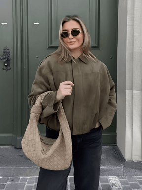 Jaqueta Bomber Oversized em Camurça com Recortes – Ione [FRETE FULL]