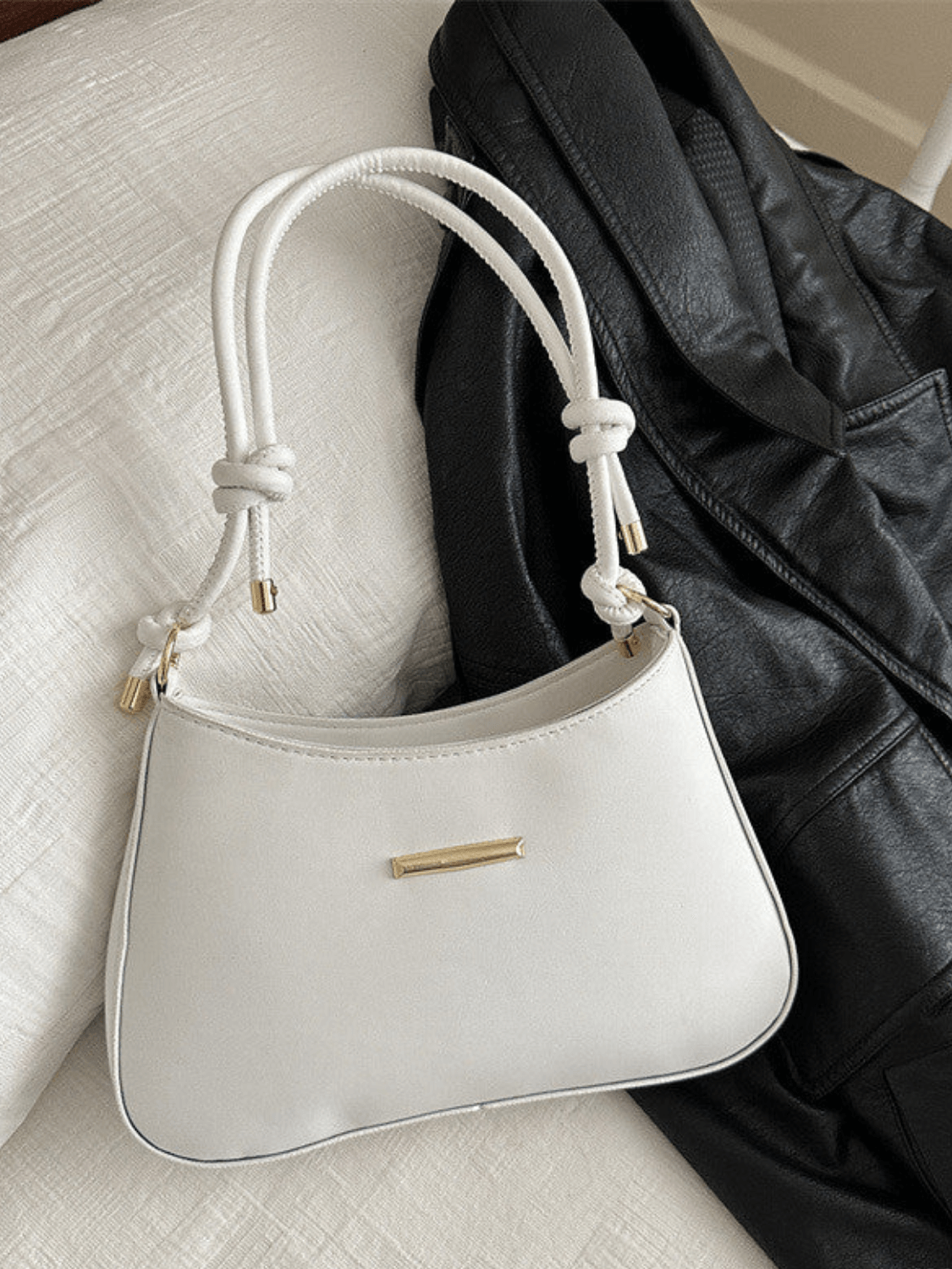 Bolsa Baguete Tiracolo em Couro PU e Alça Ajustável com Nó - Kaylee