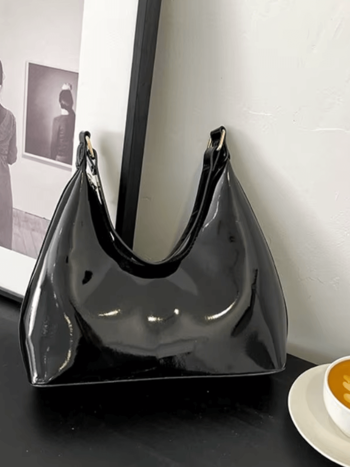 Bolsa de Ombro Meia-Lua com Acabamento em Verniz - Charlize