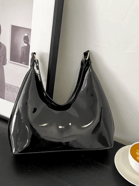 Bolsa de Ombro Meia-Lua com Acabamento em Verniz - Charlize
