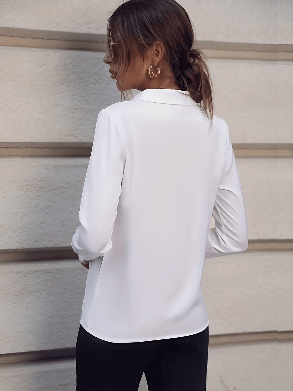 Camisa em Chiffon com Gola Lapela e Broche Perolado - Gladys