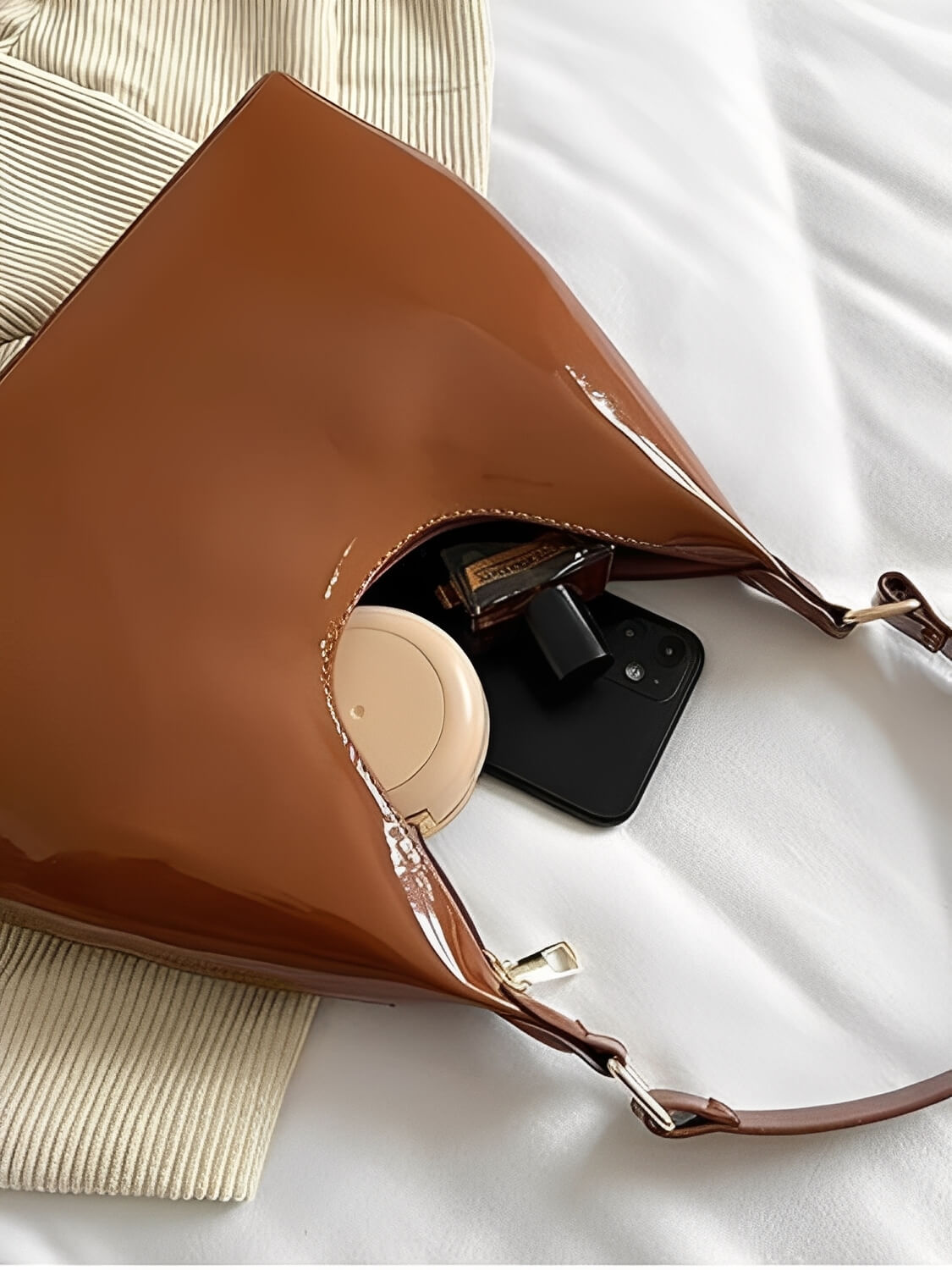 Bolsa de Ombro Meia-Lua com Acabamento em Verniz - Charlize
