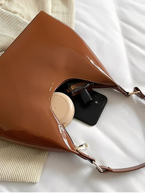 Bolsa de Ombro Meia-Lua com Acabamento em Verniz - Charlize