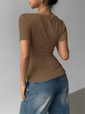 Blusa Feminina com Decote Assimétrico e Detalhe Torcido no Ombro – Thaysa