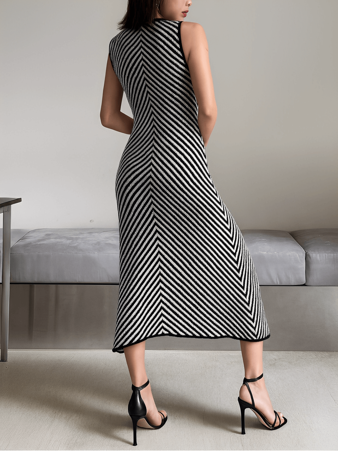 Vestido Midi em Tricô Leve com Listras Zigue-Zague Preto e Branco – Doralice [FRETE FULL]